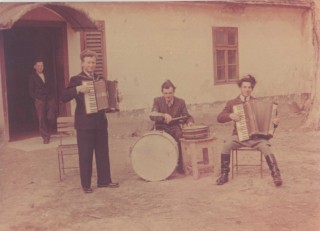 Harmónika zenekar dobbal