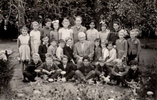 Hildebrand Elek tanítványaival 1963-ban