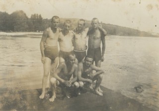 Legények a parton
