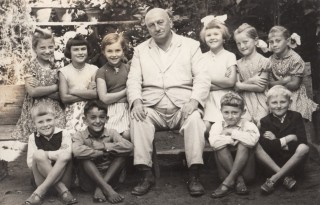 Id. Fúró István kis tanítványaival