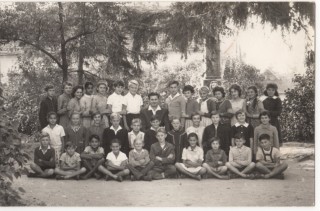 Ifj. Fúró István tanítványaival (5-8 osztály 1963-64 )