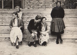 Lányok, asszonyok az utcán