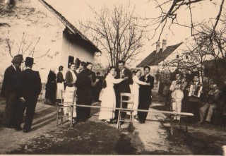 Tánc az udvaron