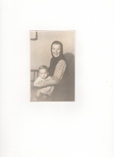 Bertók Magda fiával