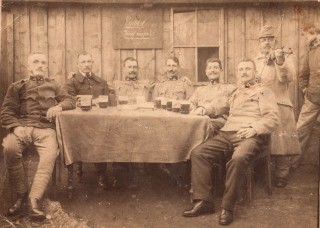 Pintér György katonatársaival