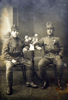 Bata János (jobbról)